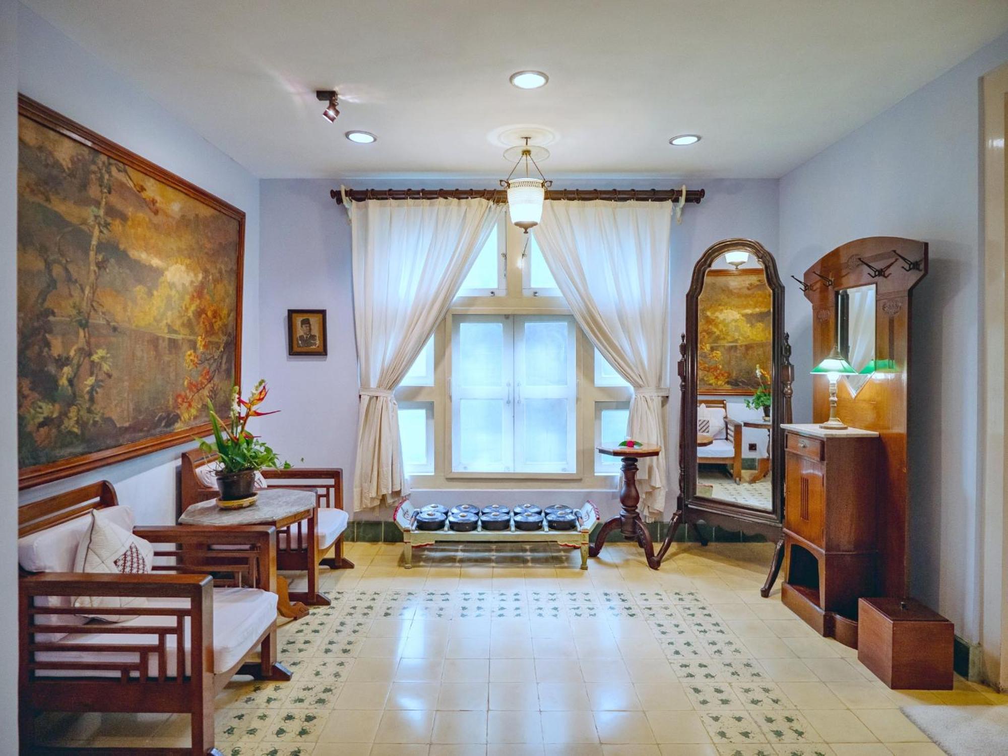 Hotel Tugu Blitar Екстериор снимка