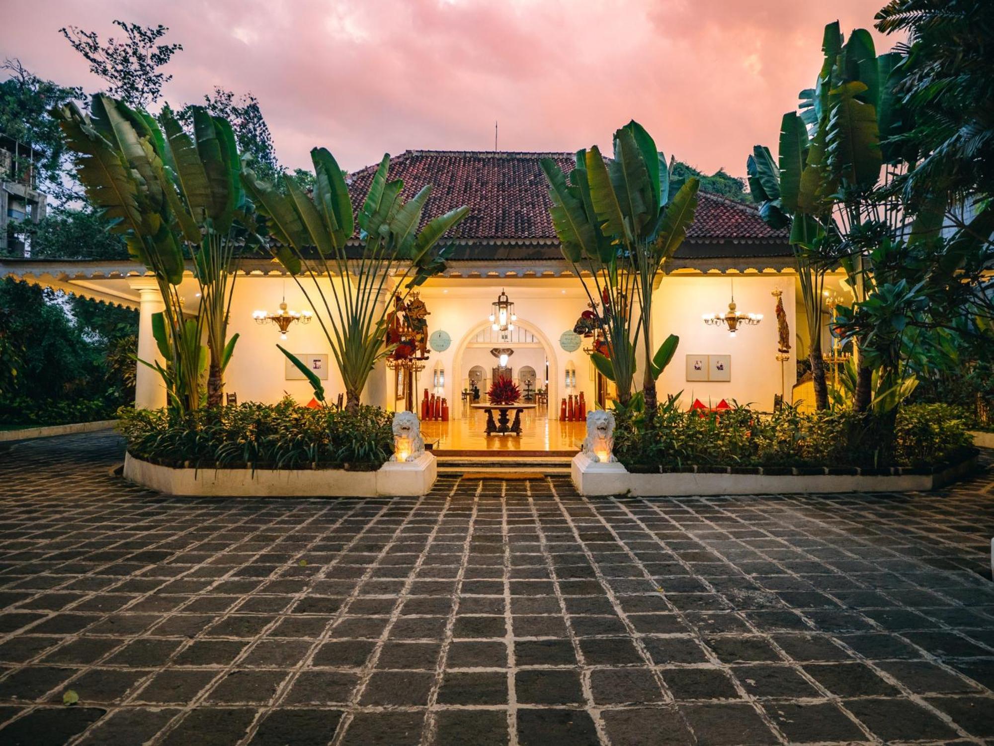 Hotel Tugu Blitar Екстериор снимка