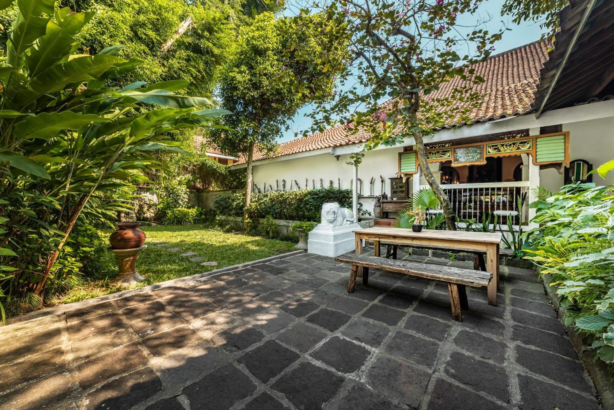 Hotel Tugu Blitar Екстериор снимка