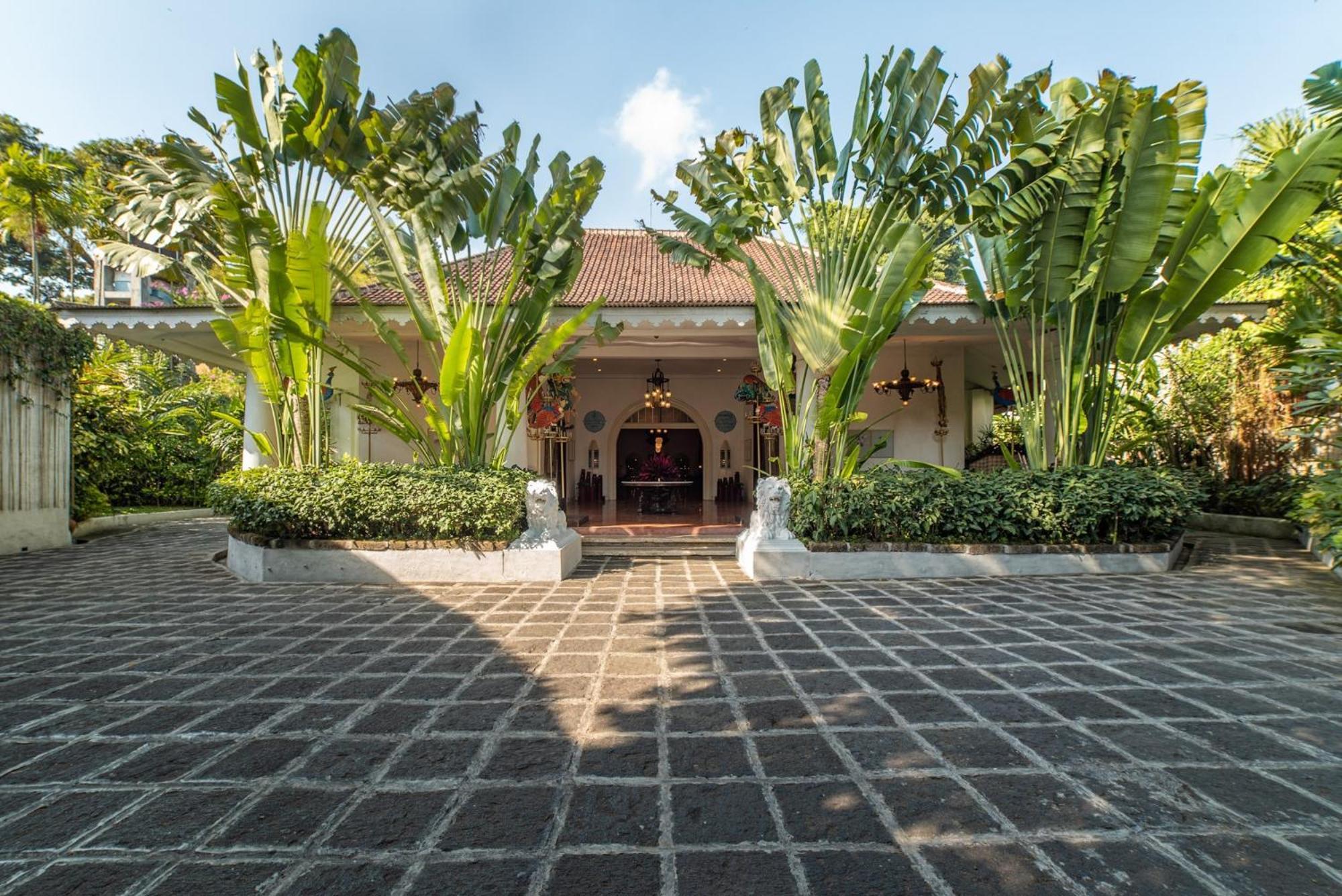 Hotel Tugu Blitar Екстериор снимка