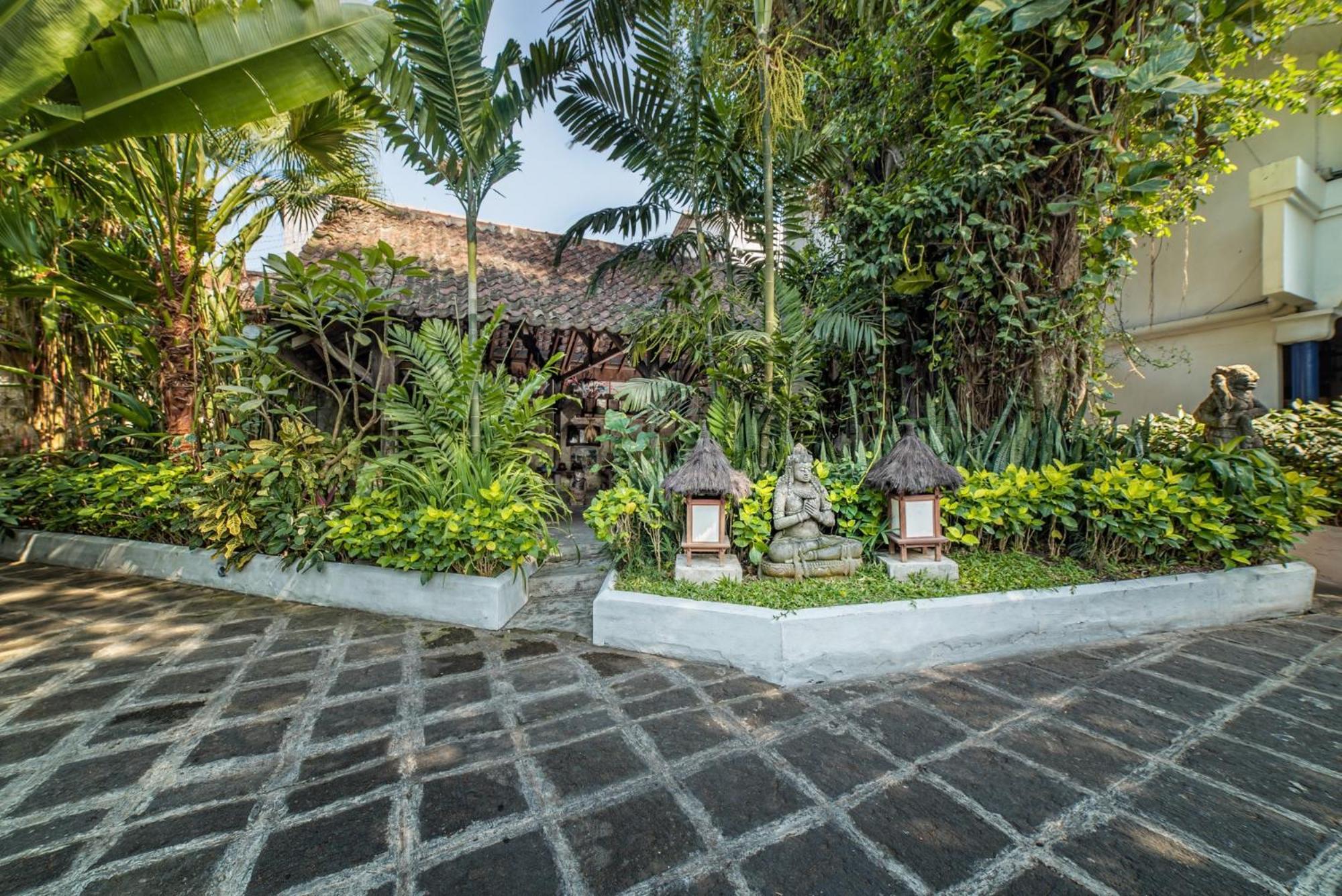 Hotel Tugu Blitar Екстериор снимка